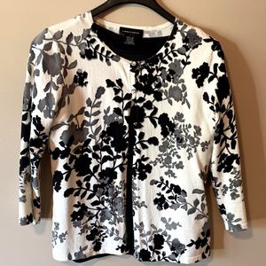 Cable & Gauge floral pattern white and black color SZ M